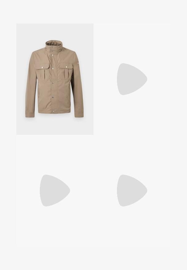 Veste beige pour homme avec col montant, boutons pression à l'avant, deux poches à rabat sur la poitrine avec boutons, et manches longues.; Pull en maille vert olive à manches courtes avec encolure ronde et ourlet côtelé, présenté sur fond blanc uni.; Jeans en denim bleu clair à coupe droite avec poches avant, passants pour ceinture et fermeture par bouton.; Baskets basses beiges en daim avec fermeture lacée et semelle épaisse en caoutchouc, vues de profil sur fond blanc uni.