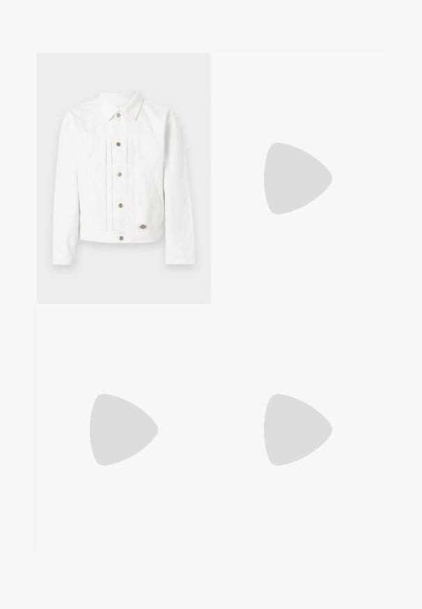 Veste en denim blanc avec fermeture à boutons, deux poches latérales, un col, et une petite écusson logo près de l'ourlet sur un fond uni.; Chemise blanche à manches longues avec boutons, en tissu léger. Présente une poche poitrine, un col classique et une texture subtile.; Jean en denim noir pour hommes, coupe droite, avec cinq poches et surpiqûres orange, fermeture par bouton et zip à la taille avant.; Mocassin en cuir noir avec pampilles, semelle épaisse en caoutchouc et talon bas, présenté de profil sur un fond uni.