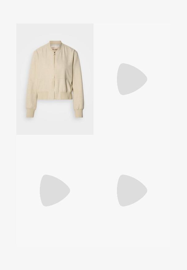 Veste bomber courte beige en tissu léger, avec fermeture éclair frontale, poignets côtelés et texture lisse.; Robe courte à manches courtes couleur crème avec un motif à carreaux discret, col mandarin et patte de boutonnage à l'avant.; Bottes beiges montantes en matériau synthétique lisse, avec un bout carré et un talon bloc orné de rayures horizontales pour la texture.; Sac fourre-tout en cuir brun avec une texture lisse, de grandes poignées circulaires, présentant un design minimaliste et un logo embossé à la base.