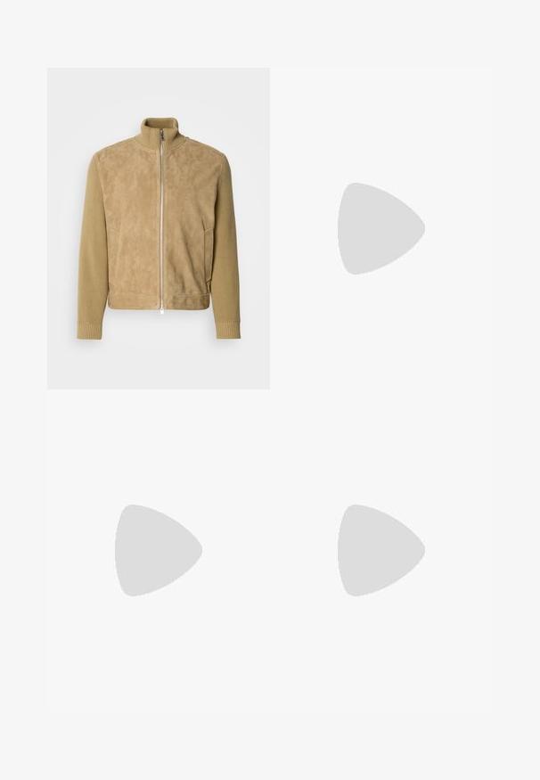 Veste beige avec un corps en daim lisse et des manches en tricot texturé, col montant, fermeture zippée à l'avant et poches latérales.; Polo taupe à manches courtes avec un motif texturé subtil, une patte de boutonnage à trois boutons et une étiquette rouge HUGO à l'intérieur du col.; Pantalons noirs à jambes droites avec une taille à bouton, passants de ceinture et pli avant, présentés sur un fond blanc uni.; Chaussure noire en cuir à enfiler avec semelle épaisse et petits trous de ventilation latéraux, avec un logo doré "HUGO" près du talon.