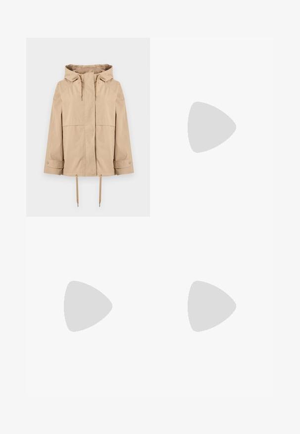 Veste beige à capuche avec fermeture éclair frontale, cordons réglables à la capuche et à l'ourlet, manches longues avec poignets à boutons-pression, et deux poches latérales.; Chemise à manches courtes avec des rayures horizontales vert olive et blanches et un col rond sur un fond uni.; Pantalon beige taille haute à jambes larges avec poches avant, passants de ceinture, fermeture par boutons et ourlets retroussés.; Jambes portant des leggings côtelés foncés associés à des ballerines noires avec de petits détails en nœud sur fond blanc.