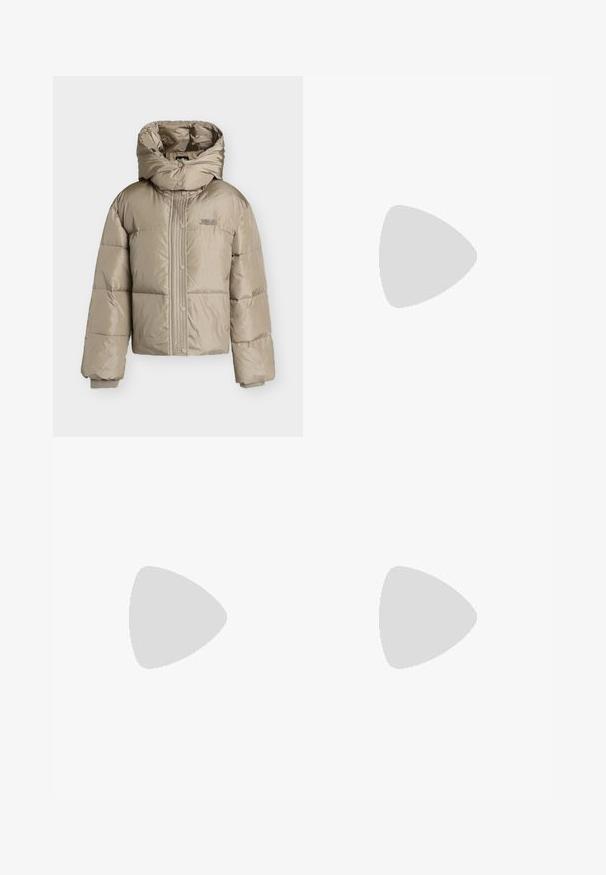 Doudoune beige avec col haut matelassé, fermeture devant par boutons-pression, manches longues, poignets côtelés et broderie discrète sur la poitrine.; T-shirt oversize à manches courtes en coton kaki clair, avec un logo graphique noir sur la poitrine. Encolure ras du cou, coupe décontractée.; Jean noir à jambe large en denim, avec une fermeture à bouton sur le devant, deux poches avant et une finition épurée sans embellissements.; Bottine en cuir noir avec bout pointu et petit talon kitten sur fond clair, vue côté extérieur.