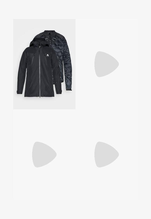 Veste noire à double couche avec une fermeture éclair sur le devant, présentant une coque extérieure lisse et une couche intérieure matelassée. Comprend une capuche et un détail de logo.; Robe noire asymétrique avec fines bretelles en lien, corsage drapé et ourlet en pointe sur fond gris clair.; Baskets montantes noires avec garniture en daim gris, lacets à l'avant et semelle plate en caoutchouc, montrées de profil droit sur fond blanc.; Brandit BIG COOPER - Sac à dos - black