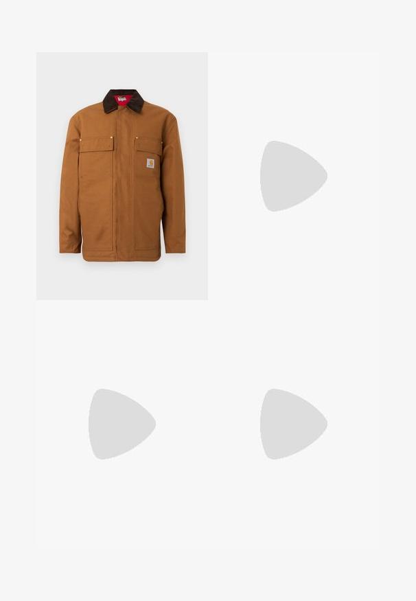 Brun arbejdsjakke med mørkebrun kordfløjls-krave, to brystlommer med klap og en lille Carhartt-logo-patch på den højre lomme.; Langærmet brun, beige og hvid ternet skjorte med to forreste knaplukninger på brystlommer og en krave, lagt ud fladt på en hvid baggrund.; Mørkeblå denim jeans med høj talje, lige ben-design, kontrastsyninger og lappelommer foran.; Brun læder Chelsea-støvle med elastisk sidepanel, brun syning, trækstropper og en holdbar gummisål med et tekstureret mønster.