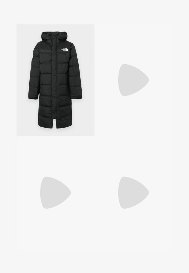 Schwarze Steppjacke mit Kapuze, mit einem Logo auf der Brust, gesteppten Abschnitten und langen Ärmeln. Das Material wirkt glatt und isolierend.; Schwarzes T-Shirt mit kurzen Ärmeln aus Baumwolle. Hat einen Rundhalsausschnitt und eine lockere Passform. Einfaches Design ohne sichtbare Muster oder Akzente.; Schwarze gerade geschnittene Jeans für Herren mit vorderem Knopf und Reißverschluss, fünf Taschen und Gürtelschlaufen auf einem schlichten weißen Hintergrund.; Weiße Leder-Sneaker mit schwarzen Wildlederelementen; verfügen über eine Gummisohle, eine runde Spitze und ein klassisches Schnürdesign. Seitliches Logo in Schwarz.