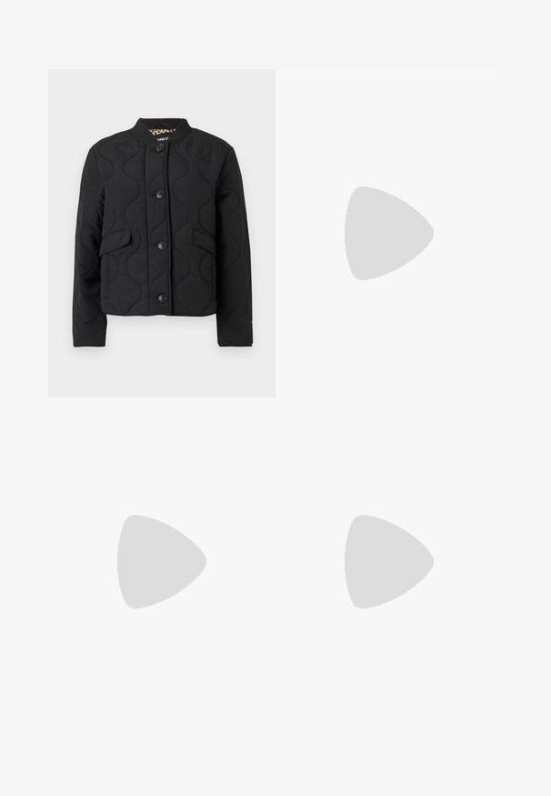 Veste matelassée noire avec col rond, fermeture à boutons sur le devant, deux poches à rabat et un motif ondulé subtil sur le tissu.; T-shirt blanc en coton, manches courtes, col rond, présenté sur un fond gris clair neutre.; Jean denim bleu foncé évasé à taille haute, avec cinq poches et une fermeture éclair à l'avant. Texture lisse et design classique.; Baskets en daim et cuir noir avec un swoosh latéral crème et un talon crème clair. Dotées de lacets beige et d'une semelle en caoutchouc gomme.