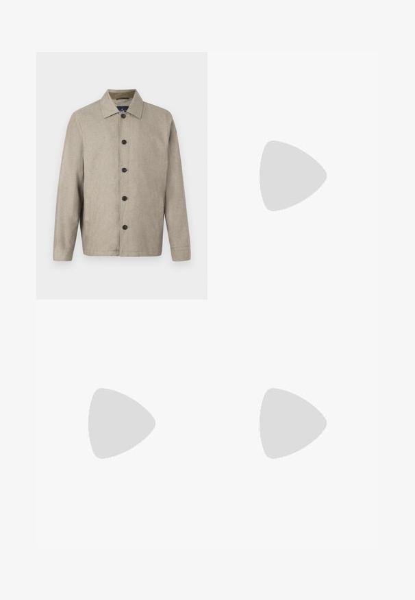 Veste beige clair avec un col, fermeture à boutons à l'avant, deux poches latérales et une coupe épurée légèrement ample. Texture douce.; Chemise en denim bleu foncé avec un col classique, des manches longues, une fermeture à boutons sur le devant et un tissu légèrement texturé. Pas de motifs visibles.; Jean en denim bleu foncé avec une coupe ajustée, design à cinq poches, fermeture à bouton et léger délavage. Pantalon à l'avant plat et jambes étroites.; Mocassins en cuir marron avec une semelle en caoutchouc texturée et striée. Présente un design épuré et une sangle décorative sur le cou-de-pied.