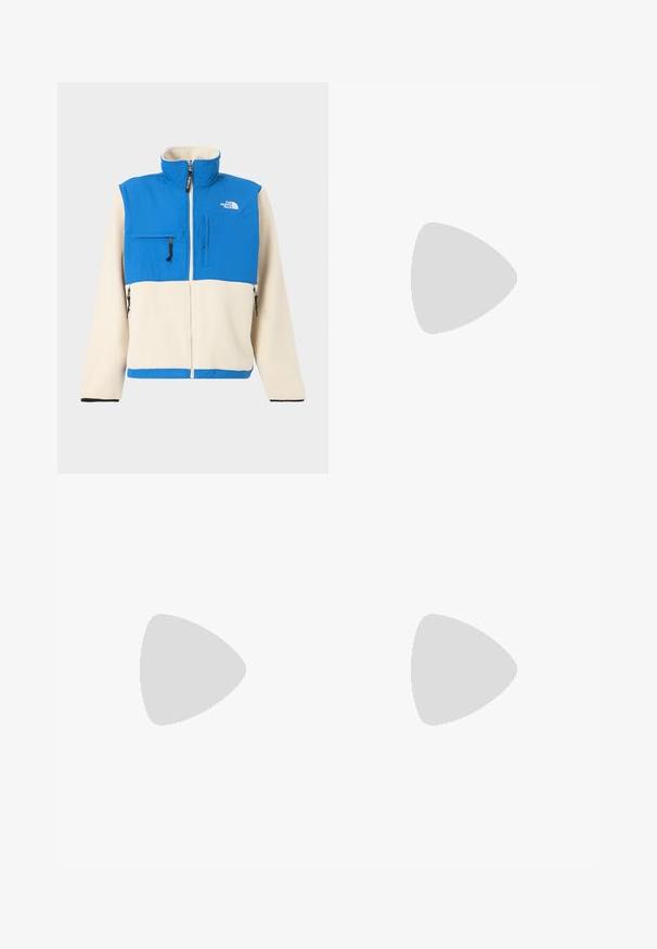 Μπλε και κρεμ fleece μπουφάν με ψηλό γιακά, φερμουάρ στο μπροστινό μέρος και τσέπη στο στήθος. Διαθέτει μαύρα φερμουάρ και λογότυπο στο πάνω αριστερό μέρος.; Μπλε κοντομάνικη μπλούζα με στρογγυλή λαιμόκοψη και μικρό ορθογώνιο λογότυπο Columbia Sportswear στο αριστερό στήθος.; Μαύροι ελαφριοί παντελόνες εξωτερικού χώρου με ελαστική μέση, κουμπί μπροστά, δύο μπροστινές τσέπες και μικρό λογότυπο Columbia στο δεξί μηρό.; Μαύρο πεζοπορικό παπούτσι με καφέ υφή Vibram σόλα και ταινία τράβηγματος στη φτέρνα, εμφανίζεται σε πλάγια όψη σε ουδέτερο φόντο.