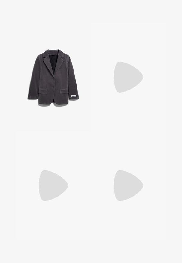Blazer de pana gris con solapa de muesca, dos bolsillos frontales, cierre de un botón y etiqueta en la manga. Tejido texturizado y corte entallado.; Jersey de punto beige con cuello redondo, mangas largas y dobladillo acanalado. Tela texturizada con una apariencia suave. Diseño simple y versátil.; Chinos beige hechos de una tela de algodón ligera. Presentan una pierna ajustada, pliegues frontales, bolsillos laterales y puños enrollados. Textura cepillada.; Zapatilla Reebok baja en color off-white con cordones delanteros, suela texturizada y discreto logotipo de Reebok en el lateral y talón sobre fondo liso.