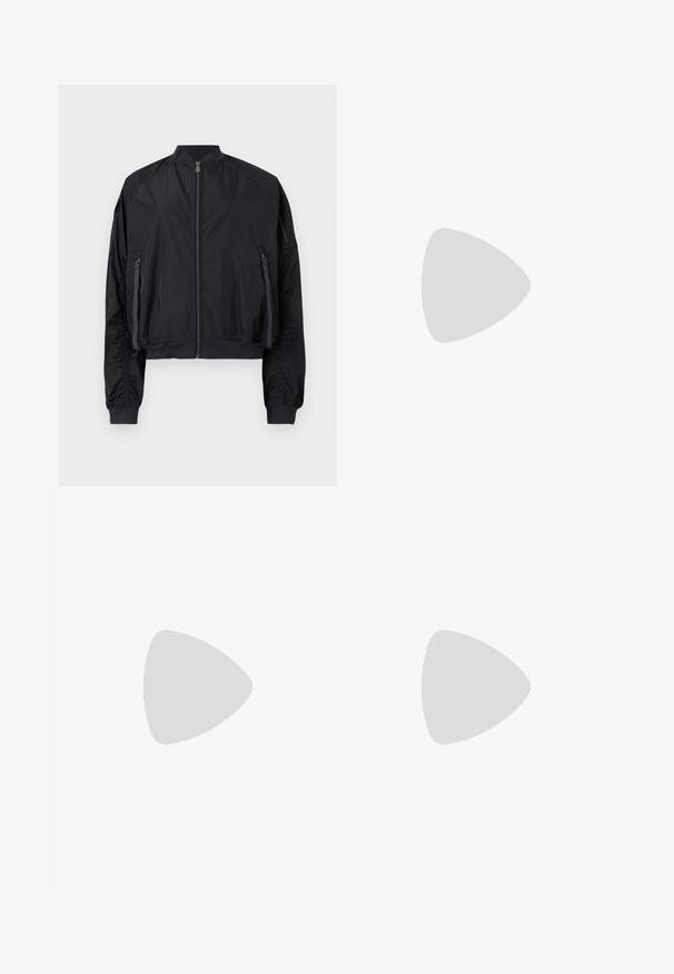 Veste aviateur noire avec fermeture éclair à l'avant, deux poches latérales zippées avec tirettes en tissu, col, poignets et ourlet côtelés, et une poche zippée sur la manche.; T-shirt à manches courtes rose clair avec un col rond, une coupe droite et un petit logo brodé ton sur ton près de l’ourlet inférieur.; Jean denim bleu clair taille haute avec bouton et fermeture éclair devant, cinq poches, jambes légèrement évasées et légère décoloration au niveau des cuisses.; Ballerines en cuir noir avec un bout arrondi et des coutures minimales. Talon bas et rectangulaire avec une texture lisse. Détails subtils de doublure intérieure.