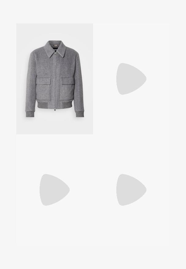 Grau karierter Jackett mit Kragen, Frontreißverschluss und zwei Klappentaschen. Verfügt über gerippte Bündchen und Saum für eine optimale Passform.; Schwarzes T-Shirt mit kurzen Ärmeln aus Baumwolle, mit rundem Halsausschnitt und dezentem Branding am Kragen. Weiche Textur mit lässiger Passform.; Schwarze Skinny-Jeans mit ausgebleichten Details, Fünf-Taschen-Stil und Knopfverschluss in der Taille.; Schwarze Leder-Stiefelette mit elastischen Seiteneinsätzen, abgerundeter Zehenpartie und einem Zugschlauf. Glatte Textur, flache Sohle, minimalistisches Design.