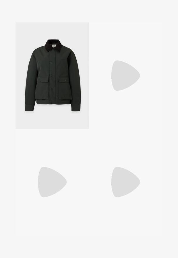 Σκούρο πράσινο μπουφάν με μαύρο γιακά από κορντούρα, κλείσιμο με κουμπιά μπροστά και δύο μεγάλες τσέπες με καπάκι και πόρπες.; Λευκό μπλούζα μακρυμάνικη με στρογγυλή λαιμόκοψη και μικρό μαύρο λογότυπο The North Face στο αριστερό στήθος.; Ευθύγραμμο παντελόνι ελιάς με θηλιές για ζώνη, εμπρόσθιο κουμπί κλεισίματος και πλαϊνές τσέπες σε λευκό φόντο.; Μαύρο αθλητικό παπούτσι με άνω μέρος από σουέτ και υφασμάτινη επένδυση, λευκές λεπτομέρειες, έξι θηλιές και καουτσούκ σόλα. Κομψό σχήμα με χαμηλό προφίλ.