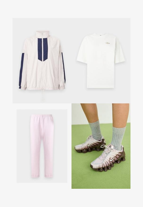 Letvægts Nike vindjakke i hvid og navy, med høj krave, lynlås lukning, elastiske manchetter og to sidelommer.; Hvid oversized kortærmet t-shirt med lille guld "Just Do It" logo på øverste venstre bryst mod en ensfarvet baggrund.; Lys lyserøde sweatpants med elastisk talje og kantede ankler, vist fladt på en hvid baggrund.; Nike sneakers i lys pink og brun, med en tekstureret overdel, lagdelt design og en polstret sål med synlige luftenheder.