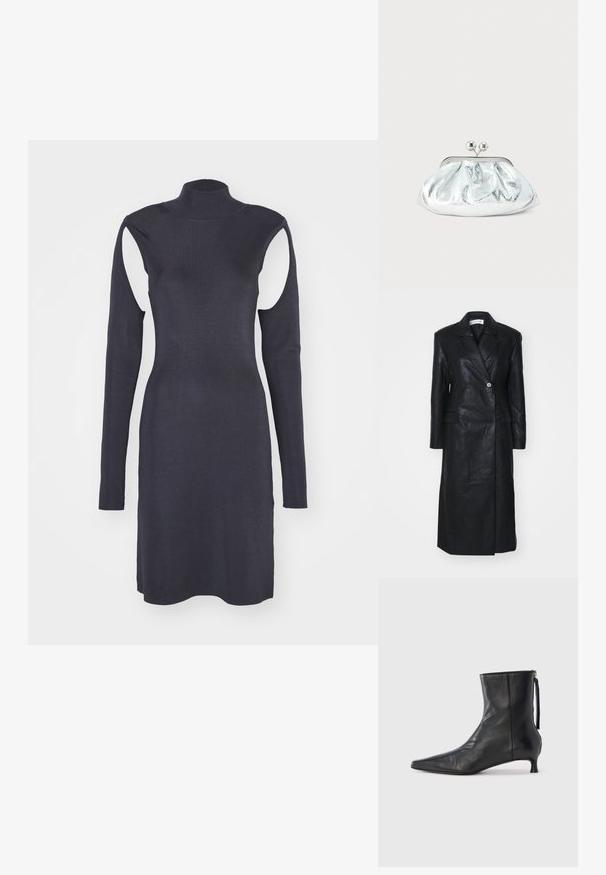 Schwarze Lederjacke mit doppeltreihigem Design, Reverskragen, Fronttaschen und einer glatten Textur. Vollständig in Länge und mit gerader Silhouette.; Marineblaues geripptes Kleid mit hohem Kragen, langen Ärmeln und Ausschnitten an den Schultern. Enganliegendes Design mit geradem Saum. Angenehme Textur.; Schwarzer Leder-Stiefelette mit spitz zulaufender Spitze, strukturierter Form und niedrigem Absatz. Verfügt über einen Seitenreißverschluss und ein minimalistisches Design.; Kleine silberne Metallic-Clutch mit gerundetem, gerafftem Design und einem Verschluss mit zwei silbernen Kugeln.