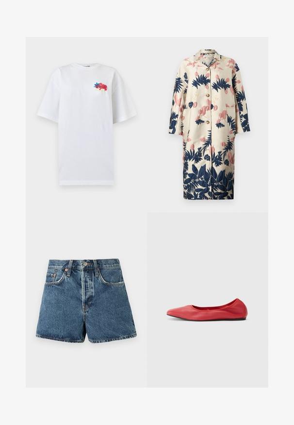 Manteau à motif floral crème, avec des feuilles bleu marine et roses, manches longues, grands boutons devant et poches latérales pour plus de fonctionnalité.; T-shirt blanc oversize à manches courtes avec petite broderie florale colorée et texte en cursive sur le haut gauche de la poitrine.; Shorts en denim bleu moyen à taille haute, cinq poches, surpiqûres contrastantes et fermeture à bouton en métal. Tissu texturé avec un léger délavage.; Filippa K REY FLATS - Ballerines - bright red