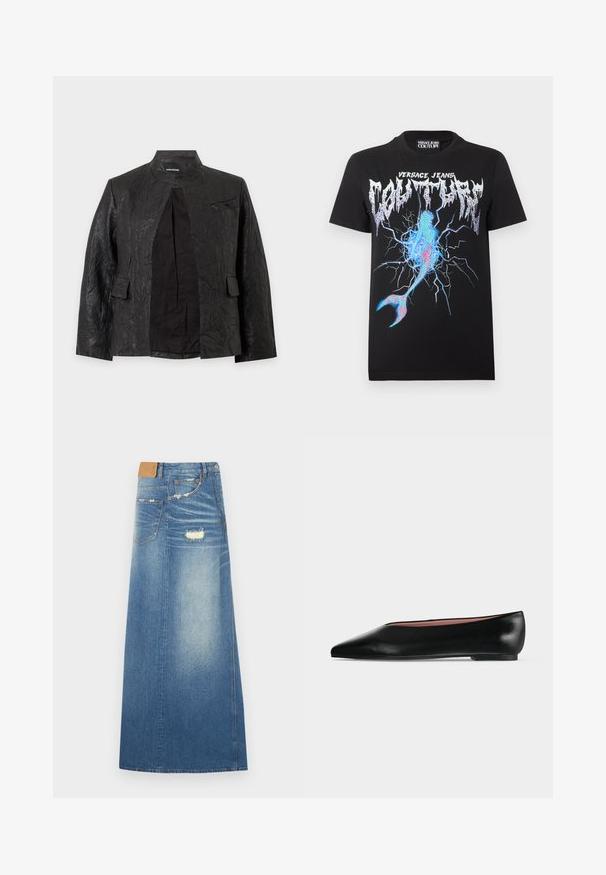Must tekstuuriga nahktagi bändkraega, esiküljed kattega taskutega ja osaliselt avatud esiosaga, mis näitab sisevoodrit.; Must Versace Jeans Couture T-särk metallilise logoga ja sinise, roosa välgu graafikuga, mis meenutab pragunenud pinda ja merineitsi saba.; Heledsinine denim maxi seelik kõrge vöökoht, kulumiste efektiga, taskutega ja sirge siluetiga, valmistatud puuvillast kangast.; Mustast nahast naiste madala kontsaga ja terava ninaga king, külgvaates hästi nähtav helehallil ühtlasel taustal.