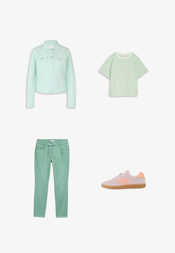 Chaqueta vaquera verde menta claro con mangas largas, cierre frontal con botones, dos bolsillos en el pecho con solapas y cuello clásico.; Camiseta de manga corta verde menta con rayas horizontales blancas y cuello redondo blanco, mostrada extendida sobre un fondo blanco.; Pantalones verde menta confeccionados en tejido suave, con cintura ajustable mediante cordón, dos bolsillos frontales y detalles de costura sutiles a lo largo de las costuras laterales.; Zapatilla deportiva de caña baja de color rosa claro con el logo "TT" en color melocotón, lengüeta del talón melocotón, cordones rosa claro y suela de caucho gum, vista lateral sobre fondo blanco.