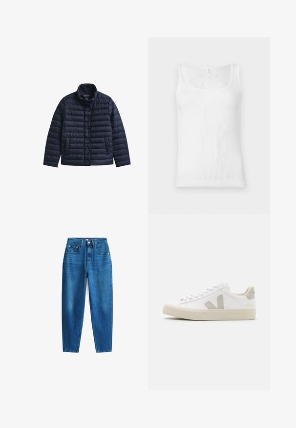 Marineblauwe doorgestikte jas met opstaande kraag, drukknopen aan de voorkant en twee voorzakken, ontworpen voor warmte en casual gebruik.; Witte geribbelde tanktop met een rechthoekige halslijn en brede schouderbanden. De stof heeft een gestructureerde, stretchachtige uitstraling.; Blauwe denim jeans met een recht model, vijf zakken, een knoop- en ritssluiting en een lichte vervaging voor textuurvariatie.; Witte sneakers van leer met grijze V-logo accenten, een gestructureerde rubberen zool, witte veters en een gevoerde tong en kraag.