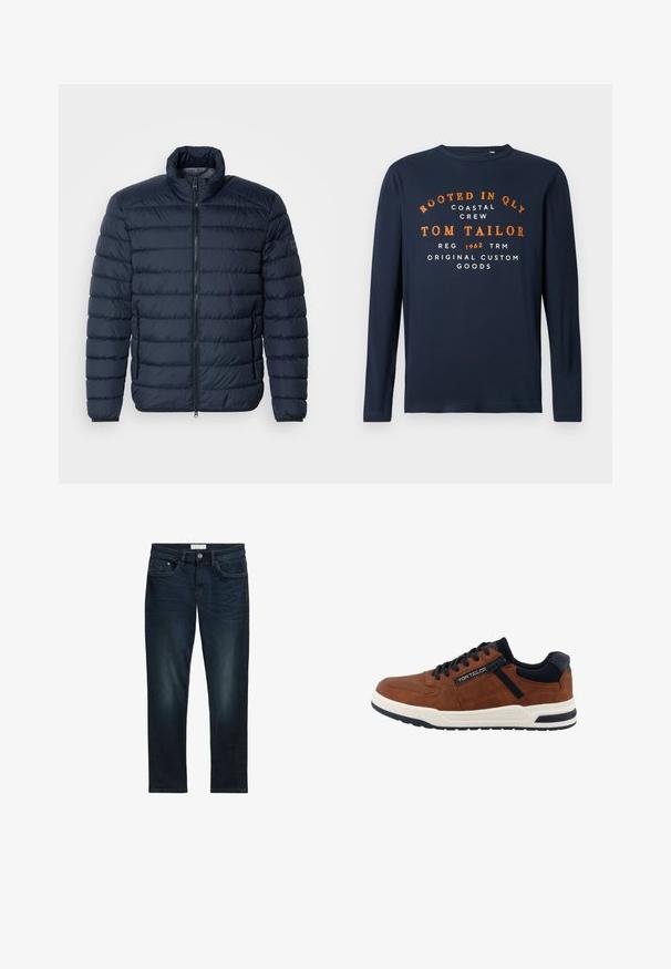 Dunkelblaues Steppjacke mit horizontaler Paspelierung, hohem Kragen, Frontreißverschluss und seitlichen Reißverschlusstaschen. Hergestellt aus leichtem, isoliertem Material.; Marineblaue Langarmshirt mit Rundhalsausschnitt, bedruckt mit orangefarbenem und weißem Text: "VERWURZELT IN QLY COASTAL CREW TOM TAILOR 1962 ORIGINAL CUSTOM GOODS."; Dunkelblaue Denim-Jeans mit slim Fit, ausgestattet mit fünf Taschen, einem Knopfverschluss und subtilen Ausbleichungen auf der Vorderseite für eine strukturierte Optik.; Brauner Ledersneaker mit schwarzen Schnürsenkeln, weißer Sohle, schwarzem Mesh-Kragen und seitlichem Reißverschlussdetail mit "Tom Tailor"-Branding.
