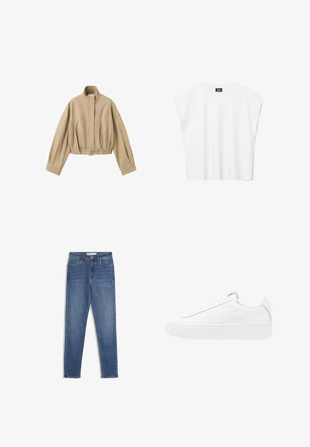 Beige cropped jas met lange mouwen, hoge kraag, rits aan de voorkant en verstelbare riem in de taille op een witte achtergrond.; Witte mouwloze crop top met ronde hals en brede schouders, met een zwart "B6" label aan de binnenkant van de kraag.; Blauwe denim jeans met een hoge taille, slim fit, zijzakken, een ritssluiting en contrasterende stiksels. Gestructureerd ontwerp met een gladde textuur.; Witte platte sneakers met leren bovenzijde, ronde neus en vetersluiting. Voorzien van zijperforaties en subtiele branding op de hak.