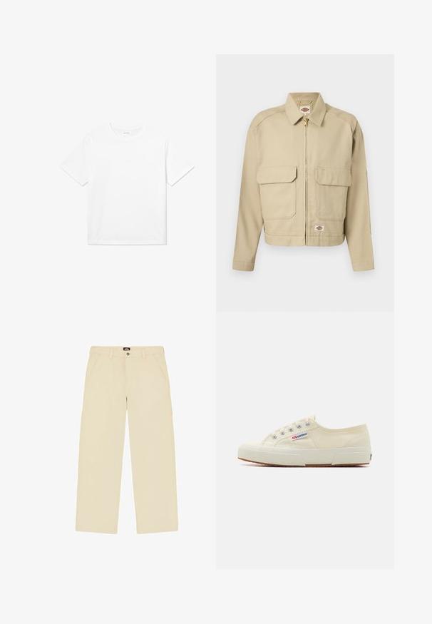 Beige jas met ritssluiting, twee grote klepzakken aan de voorkant, rechte kraag, lange mouwen en het Dickies merklabel op de borst en zoom.; Witte katoenen T-shirt met korte mouwen, een ronde halslijn en een rechte zoom. Glad textuur zonder zichtbare patronen of accenten.; Kaki rechte werkbroek met riemlussen, voorzakken, zij cargo zak en knoopsluiting in de taille.; Beige canvas sneaker met een laag profiel, metalen oogjes en rubberen zool. Beschikt over een textuurpatroon en logodetail aan de zijkant.