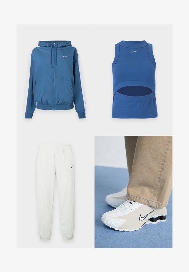 Blå lynlåsjakke med hætte, hvide striber på ærmerne, elastiske manchetter og kant, frontlommer og et lille hvidt Nike-logo på brystet.; Blå ærmeløs Nike crop top med høj hals og udskæring ved maven, ribbet stof og hvid Swoosh-logo foran midt på.; Lysegrå Nike joggingbukser med elastisk taljebånd, tilspidsede manchetter og et lille sort logo på venstre lår. Blødt, tekstureret stof.; Hvide og beige Nike sneakers med perforeret design, sort swoosh-logo, tekstureret overdel og en karakteristisk fjederlignende sort hæl.