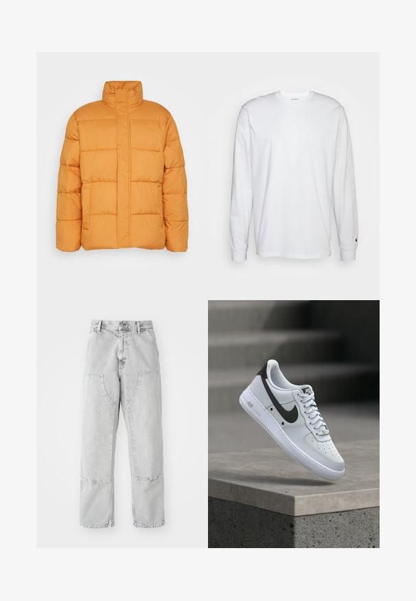 Veste matelassée orange avec col haut, texture matelassée et deux poches avant. Fabriquée en matériau léger et isolant.; T-shirt blanc à manches longues en coton. Design à col rond avec des poignets côtelés et un petit logo sur la manche gauche. Texture lisse.; Pantalons en denim gris clair à coupe ample, avec de grandes poches latérales, des coutures visibles et un design à jambe droite. Passants de ceinture à la taille.; Baskets blanches Nike Air Force 1 avec logo Swoosh noir, flottant au-dessus d'un rebord en béton avec des escaliers flous en arrière-plan.