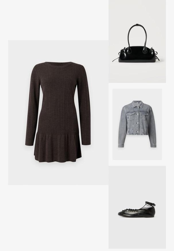 Grå cropped denimjakke med lange ærmer, knaplukning foran og to brystlommer med klap på hvid baggrund.; Ribbet brun kjole med lange ærmer, der har en flagrende kant. Lavet af et blødt, tekstureret materiale, der giver en tætsiddende silhuet.; Sorte balletflade sko i laklæder med rundet tå, snørelukning og flad sål. Glat tekstur med få detaljer.; Lille sort blank håndtaske med to lange håndtag og snøre-detaljer i siden på en ensfarvet lys baggrund.