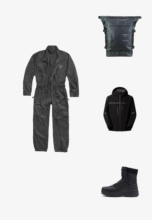 Schwarze wasserdichte Jacke mit Kapuze, ausgestattet mit zwei Reißverschlusstaschen auf der Brust, reflektierenden Streifen und verstellbaren Manschetten. Glatte Oberflächenstruktur.; Schwarzer Overall mit langen Ärmeln, Frontreißverschluss, elastischem Bund und Bündchen, mehreren Reißverschlusstaschen und Stehkragen mit Druckknopf.; Schwarzer taktischer Stiefel mit einem glatten Lederoberteil und Stoffpaneelen, hoher Knöchelgestaltung, schnürbarem vorderen Teil und robustem Gummisohle.; Schwarzer Roll-Top-Rucksack aus wasserdichtem Material. Verfügt über verstellbare Träger, eine vordere Reißverschlusstasche und bedruckte Markendetails.