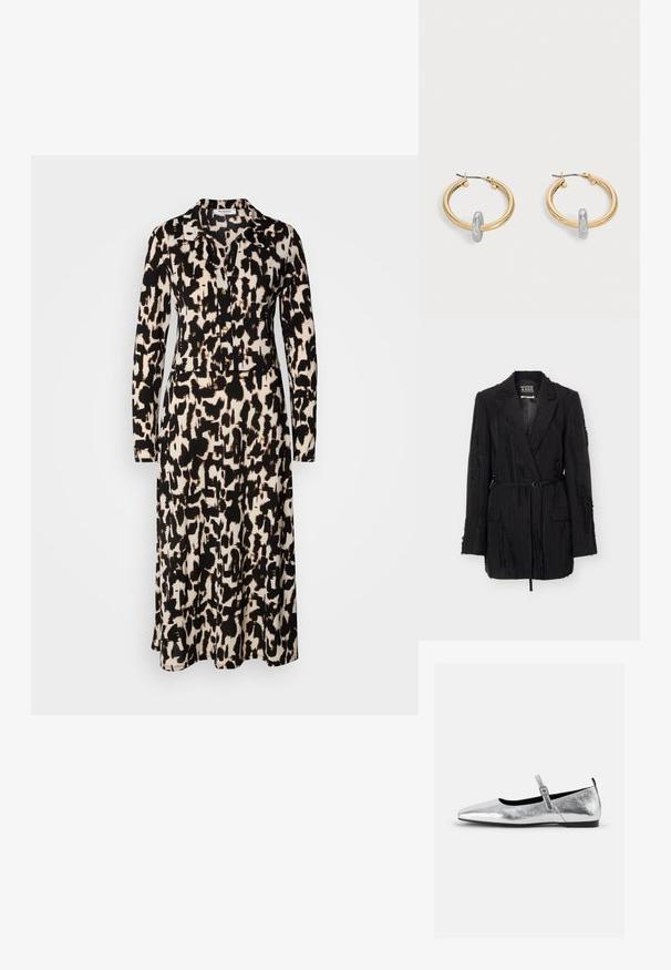 Zwart gestructureerd blazer met revers, lange mouwen, twee klepzakken aan de voorkant en een smalle riem in de taille, gelabeld Scotch & Soda Amsterdam.; Langdurige jurk met een zwart en beige abstract patroon. Voorzien van een kraaglijn en knopen aan de voorkant, gemaakt van lichte stof.; Zilveren metallic balletflat met een spitse neus, enkelband met verstelbare gesp, gestructureerd oppervlak en een minimale zwarte zool.; Paar goudkleurige creolen met kleine zilverkleurige lusdetail op elk, weergegeven tegen een lichtgrijze achtergrond.