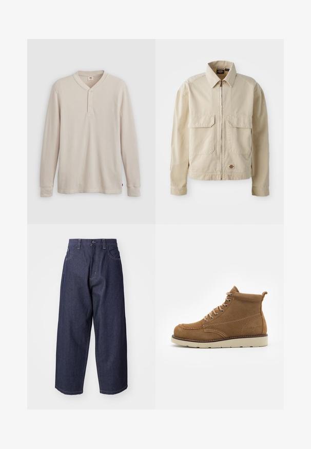 Beige, letvægtsjakke med lynlås foran, to brystlommer og et lille logo ved nederkanten. Lavet af slidstærk bomuldsstof.; Langærmet henley-skjorte i lys beige ribbet stof, med V-hals, tre-knap placket og manchetter ved ærmerne. Rød logo-tags ved kanten.; Mørkeblå denim jeans med en løs, bred ben-design. Funktioner inkluderer en knaplukning, frontlommer og synlige stikninger.; Brune ruskindsankelstøvler med rund tå, snørebånd foran og en beige gummisål, der har subtile syninger og en løkke bagpå.