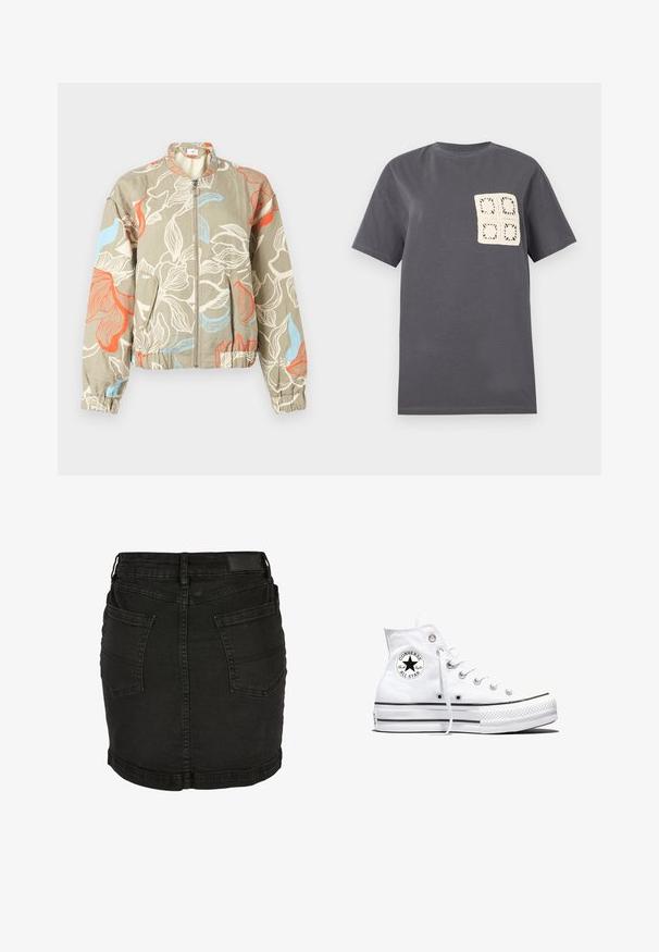 Lysebeige bomberjakke med quiltet tekstur, abstrakte blomsterprint i orange, blå og hvid, med lynlås foran og elastiske manchetter og kant.; Mørkegrå kortærmet T-shirt med et firkantet cremefarvet hæklelap, der har fire mindre blomsterfirkanter på venstre bryst.; Sort denim mini nederdel med to baglommer, bæltestropper og syningsdetaljer.; Hvid højtop Converse Chuck Taylor All Star-sneaker med sort logo-patch og hvide snørebånd, vist på hvid baggrund.