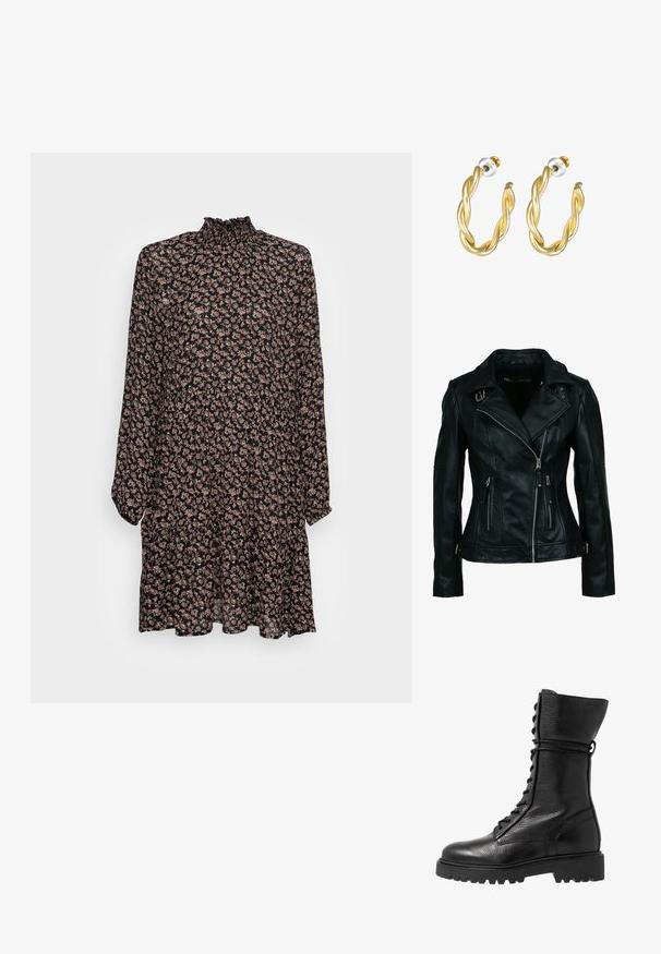 Schwarze Bikerjacke aus Kunstleder mit asymmetrischem Frontreißverschluss, zwei Reißverschlusstaschen, Schnallendetails am Kragen und an der Taille.; Schwarzes Blumenkleid mit langen Ärmeln, gerafftem Hals und ausgestelltem Saum. Verziert mit kleinen rosa und cremefarbenen Blumen auf dunklem Hintergrund.; Schwarze Lederkampfstiefel mit strukturierter Oberfläche, knielanger Ausführung, schnürbarem Vorderteil und einer robusten Gummisohle mit geriffeltem Muster.; Goldene, gedrehte Creolen mit glatter Oberfläche, ausgestattet mit transparentem Rücken und goldfarbenen Beschlägen.