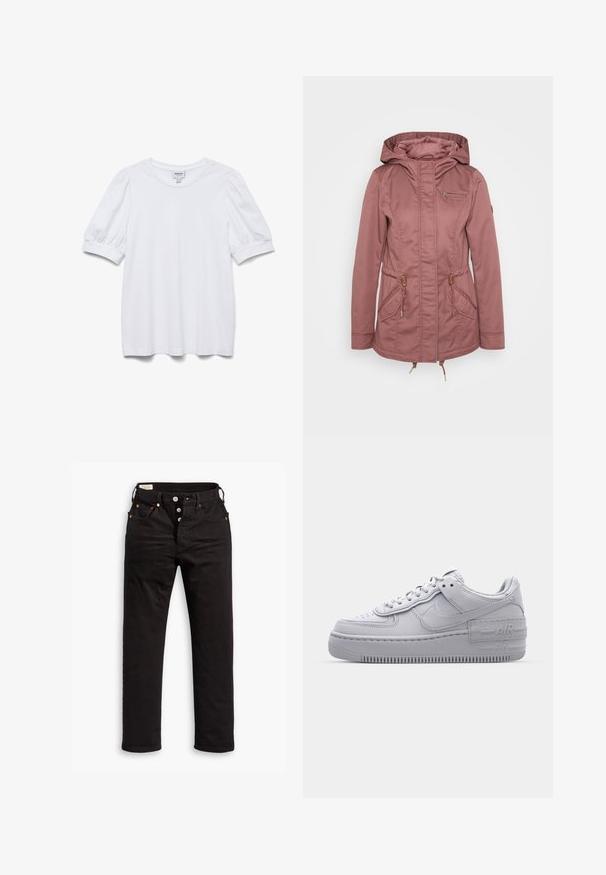 ONLY Petite ONLLORCA - Parka - rose brown; Biela krátka blúzka s okrúhlym výstrihom a vypchávanými rukávmi. Vyrobená z hladkej tkaniny, s etiketou označenou "AWARE."; Čierne džínsy so rovnými nohavicami, s gombíkovým zapínaním, prednými a zadnými vreckami, a detailmi z medených nitov na bielom pozadí.; Šedé tenisky Nike Air Force 1 s perforovanou špičkou, hladkým koženým zvrškom, hrubou podrážkou a embosovaným detailom 'AIR' na päte.