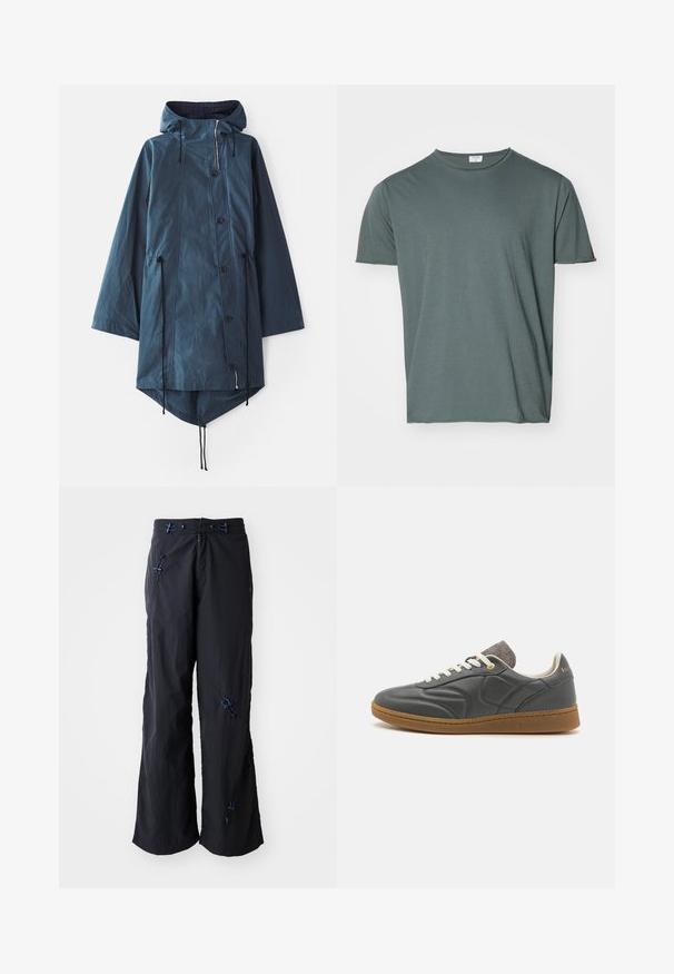 Henrik Vibskov WING - Parkaer - dark petrol wax; Mørkegrøn crew-neck t-shirt, kortærmet, blødt stof, afslappet pasform, glat tekstur, ingen synlige mønstre eller accenter.; Sorte, lette bukser med vidde og struktureret overflade. Har blå detaljer og justerbare toggles. Lynlåslukning.; Mørkegrå lædersneakers med rund tå, hvide snørebånd, lysbrun gummisål og diskrete grå tekstildetaljer ved kraven. Guld logo detajle.