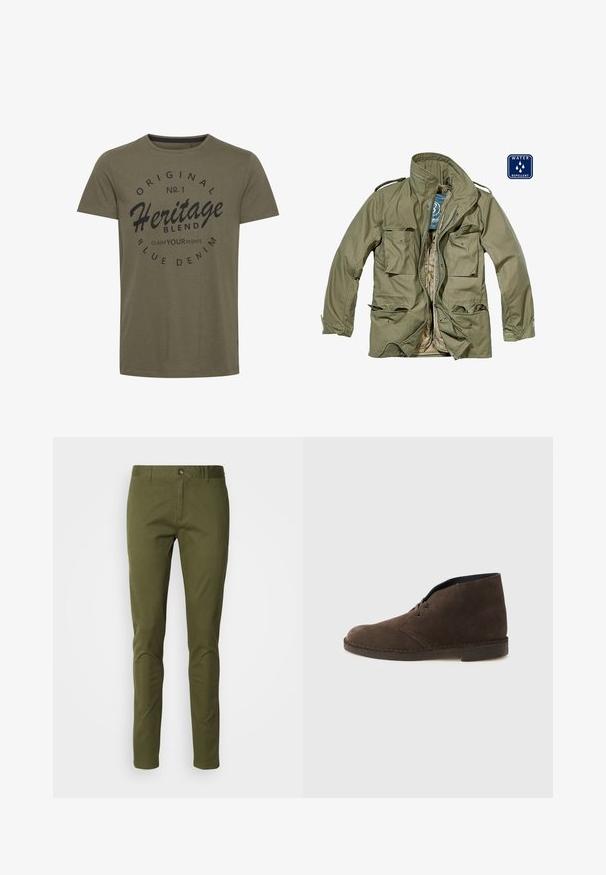 Veste olive verte déperlant avec fermeture éclair, plusieurs poches à rabat, col montant et poignets ajustables. Doublure intérieure beige.; T-shirt en coton vert olive avec un col rond, comportant un texte imprimé noir : "Original No. 1 Heritage Blend Claim Your Rights" dans un design circulaire.; Chino en vert olive en tissu mélangé coton, avec une coupe droite, une fermeture éclair et des poches avant. Texture lisse avec un minimum de détails.; Botte cheville en daim marron avec deux œillets, talon bas et semelle cousue sur un fond gris clair uni.