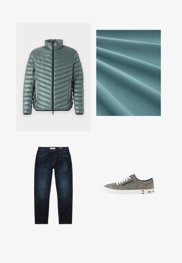 TOM TAILOR LIGHTWEIGHT JACKET - Jas - washed jasper green; Turquoise stof met een gladde, zachte textuur, met subtiele plooien en een consistent breipatroon overal.; Donkerblauwe spijkerbroek met een standaard pasvorm, voorzien van een ritssluiting, vijf zakken en contrasterende gele stiksels. Over het algemeen een gladde textuur.; Grijze lage sneaker met witte veters, zijrits en witte zool met rood-wit-blauwe strepen en Tom Tailor branding.