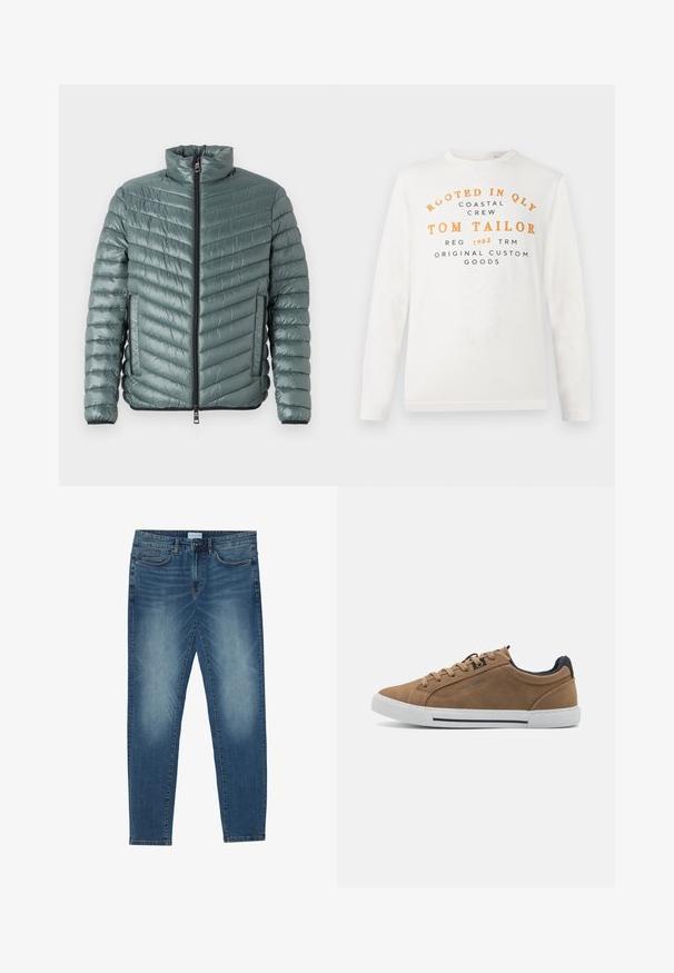 TOM TAILOR LIGHTWEIGHT JACKET - Overgangsjakke - washed jasper green; Hvid langærmet skjorte med orange og sort tekst, der læser "Rooted in QLY Coastal Crew Tom Tailor Reg 1962 TRM Original Custom Goods" på forsiden.; Denimjeans i midtblå med en falmet vask, fem-lomme design, lige ben pasform og broderede detaljer. Knap- og lynlåslukning.; Brune ruskinds sneakers med beige snørebånd, hvid gummisål og en mørkeblå hælaccent. Har syede detaljer og et afslappet design.