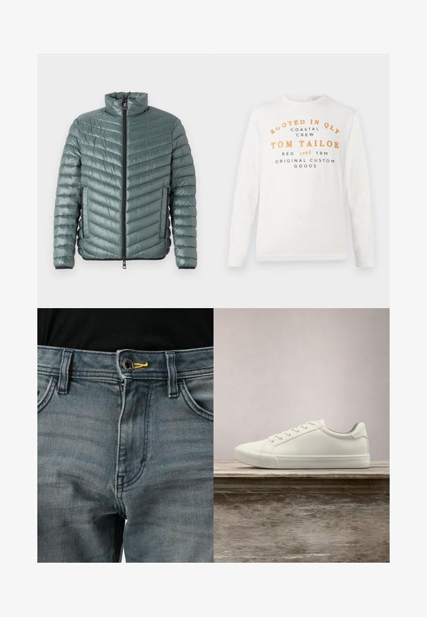 TOM TAILOR LIGHTWEIGHT JACKET - Jas - washed jasper green; Witte langslavende shirt met oranje en zwarte tekst waarop staat "Rooted in QLY Coastal Crew Tom Tailor Reg 1962 TRM Original Custom Goods" aan de voorkant.; Vervaagde blauwe denim jeans met knoopsluiting, gele accenten bij de tailleband en een klassiek vijf-pocket ontwerp. De textuur lijkt zacht en versleten.; Witte vetersneaker die boven een houten bank zweeft met groene bladeren op de achtergrond, waarbij het ontwerp en de textuur van de schoen worden getoond.