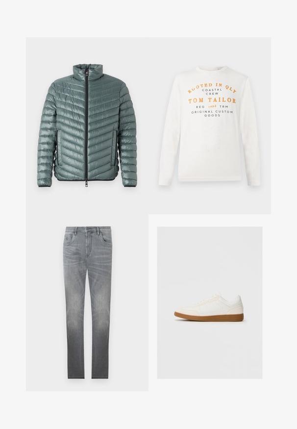TOM TAILOR LIGHTWEIGHT JACKET - Overgangsjakke - washed jasper green; Hvid langærmet skjorte med orange og sort tekst, der læser "Rooted in QLY Coastal Crew Tom Tailor Reg 1962 TRM Original Custom Goods" på forsiden.; Grå denim jeans med et falmet design, fem-lommer stil, knaplukning og lige ben. Glat tekstur med let slid ved kanterne.; Hvide sneakers med en ruskind tåspids, glat syntetisk overdel og tan gummisål. Har perforeringer på siderne for åndbarhed.