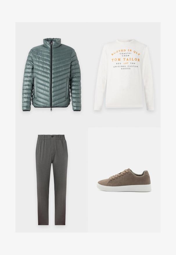 TOM TAILOR LIGHTWEIGHT JACKET - Jas - washed jasper green; Witte langslavende shirt met oranje en zwarte tekst waarop staat "Rooted in QLY Coastal Crew Tom Tailor Reg 1962 TRM Original Custom Goods" aan de voorkant.; Grijze broek met een tailor-made design, voorzien van een elastische tailleband, knoopsluiting en rechte pijpen; gemaakt van zachte, gestructureerde stof.; Bruine suède sneakers met platte witte rubberen zolen, vetersluiting, ronde neus en een gladde textuur. Minimalistische stijl met subtiele stikdetails.