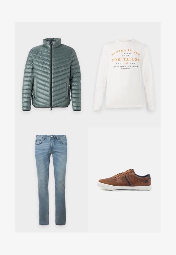TOM TAILOR LIGHTWEIGHT JACKET - Ελαφρύ μπουφάν - washed jasper green; Λευκό πουκάμισο με μακριά μανίκια που έχει πορτοκαλί και μαύρο κείμενο που γράφει "Rooted in QLY Coastal Crew Tom Tailor Reg 1962 TRM Original Custom Goods" μπροστά.; Ανοιχτό μπλε τζιν με ίσια γραμμή, φτιαγμένο από τζιν ύφασμα. Χαρακτηριστικά περιλαμβάνουν κανονικές τσέπες, θηλιές για ζώνη και απαλές φθορές.; Καφέ δερμάτινα αθλητικά παπούτσια με λεία υφή, λευκή καουτσούκ σόλα, μαύρες λεπτομέρειες και διακοσμητική ραφή με πλευρικές ρίγες.