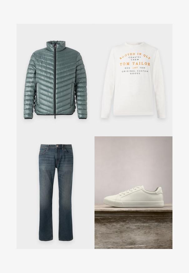 TOM TAILOR LIGHTWEIGHT JACKET - Chaqueta de entretiempo - washed jasper green; Camisa blanca de manga larga con texto en naranja y negro que dice "Rooted in QLY Coastal Crew Tom Tailor Reg 1962 TRM Original Custom Goods" en la parte frontal.; Jeans de mezclilla azul oscuro con un diseño de pierna recta. Las características incluyen cinco bolsillos, costuras de contraste y un cierre frontal con botón y cremallera.; Zapatilla blanca con cordones flotando sobre un banco de madera con follaje verde al fondo, mostrando el diseño y la textura del zapato.