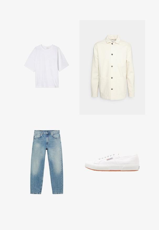 KnowledgeCotton Apparel Let jakke / Sommerjakker - raw cotton; Hvid kortærmet t-shirt lavet af blødt stof. Har en rund halsudskæring og en afslappet pasform med en lige kant. Ingen mønstre eller hardware.; Blå straight-leg denim jeans med forlommer og bæltestropper, der viser let falmede detaljer på lår og knæ.; Hvide kanvas sneakers med gummisål, snørebåndsdesign og et lille logo mærke på siden. Tekstureret hvid overdel og brun ydersål.