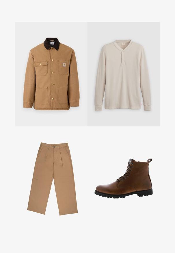 Braune Canvasjacke mit einem dunkelbraunen Cordkragen, goldenen Druckknöpfen und mehreren Fronttaschen mit einem Logo-Patch.; Langärmliges Henley-Shirt aus leicht beigem Rippstoff mit V-Ausschnitt, Knopfleiste mit drei Knöpfen und angeschnittenen Ärmeln. Roter Logo-Tag am Saum.; Helle Hose aus einem glatten Stoff, mit Falten, Knopfverschluss und einem gestickten Logo nahe dem Saum.; Braune Lederstiefeletten mit strukturiertem Finish, metallischen Ösen und schwarzer Gummisohle. Mit Zuglasche hinten für einfaches An- und Ausziehen.