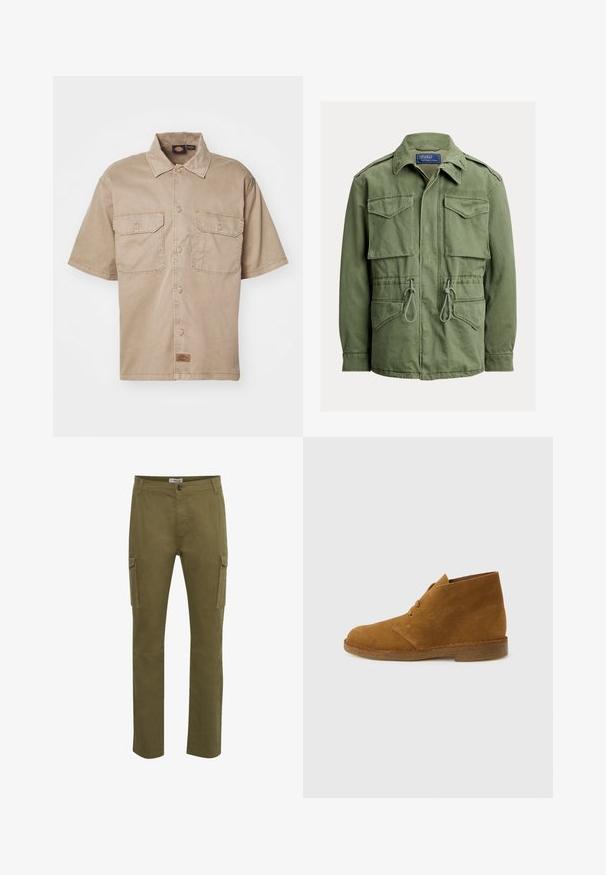 Olivovo zelená pracovná bunda so štyrmi vreckami s klopou, sťahovaním v páse, zipsom a gombíkmi vpredu a so zloženým golierom, štítok Polo by Ralph Lauren.; Krátky rukáv, béžová košeľa vyrobená z bavlny s predným zapínaním na gombíky, dvoma náprsními vreckami a malou značkovou etikou na spodnej strane.; Zelené cargo nohavice so strihom rovného strihu, ktoré majú dve bočné vrecká, zapínanie na gombík a prešité detaily na povrchu látky.; Hnedá semišová členková púštna čižma s dvoma dierkami na šnurovanie a podrážkou z krepy na jednoduchom svetlosivom pozadí.