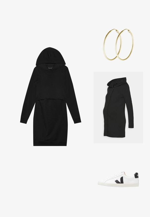 Sort graviditetsfrakke med en tætsiddende pasform, lange ærmer og en stor hætte. Fremstillet af et glat stof med en ren silhuet.; Sort pullover kjole med hætte, lange ærmer og cropped design. Fremstillet af blødt stof med en glat tekstur og ribbede manchetter.; Hvide sneakers med et sort V-logo, der har en glat læderoverdel, rund tå, snørrelukning og en kontrasterende sort hælflap.; Guld hoops øreringe med et glat, rundt design og en blank finish. Letvægts konstruktion med en sikker låsemekanisme.