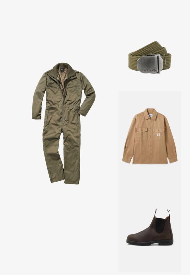 Bruine katoenen overhemd met knopen, voorzien van een spreidkraag, twee borstzakken en een logopatch op de linkerborst.; Olijfgroene jumpsuit gemaakt van duurzaam weefsel, met een ritssluiting aan de voorkant, geribde kraag en meerdere met rits afsluitbare zakken op de borst en zijkanten.; Bruine leren enkelboot met elastische zijpanelen en lusjes, voorzien van een gestructureerde oppervlakte en een duurzame zwarte rubberen zool.; Olivengroene geweven stoffen riem met een grote rechthoekige geborstelde metalen gesp gegraveerd met "PME LEGEND".