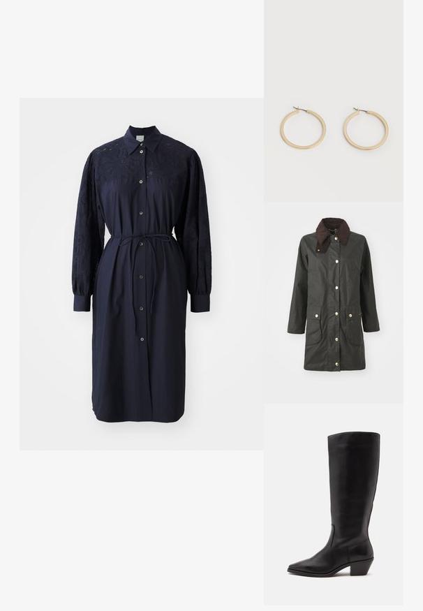 Schwarze wasserdichte Jacke mit einem braunen Cordkragen, goldenen Druckknöpfen, zwei vorderen Taschen und einem knielangen Schnitt.; Navyblaues langärmliges Kleid mit Kragen, Knopfleiste auf der Vorderseite und strukturiertem gesticktem Stoff an den Ärmeln, ausgestattet mit einem Taillengürtel.; Schwarzer Lederstiefel bis zur Wade mit spitzer Spitze und niedrigem schrägem Absatz vor einfachem hellem Hintergrund.; Paar mittelgroße, glatte Creolen in Goldton mit Scharnier-Verschlüssen auf einem einfarbigen hellen Hintergrund.