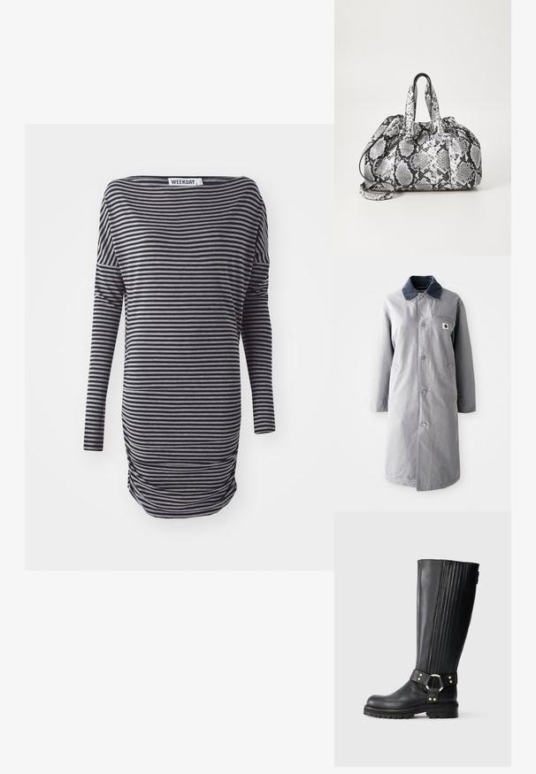 Abrigo largo gris hecho de tela resistente con un collar de pana, botones frontales, dos bolsillos laterales y un bolsillo en el pecho con un parche de logo.; Vestido de manga larga a rayas en negro y gris. Presenta un ajuste holgado, escote redondeado y detalle de fruncido lateral. Fabricado con tejido suave.; Bota de cuero negra hasta la rodilla con ribete elástico, suela de taqueado y correa decorativa con anillo de metal dorado y remaches.; Bolso de mano con patrón de piel de serpiente en blanco y negro, con dos asas, un cierre de cordón y una correa para el hombro desmontable. Textura suave.